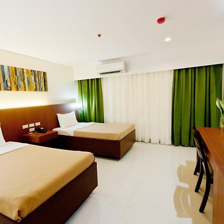 Chriscent Ville Hotel Tagbilaran Extérieur photo